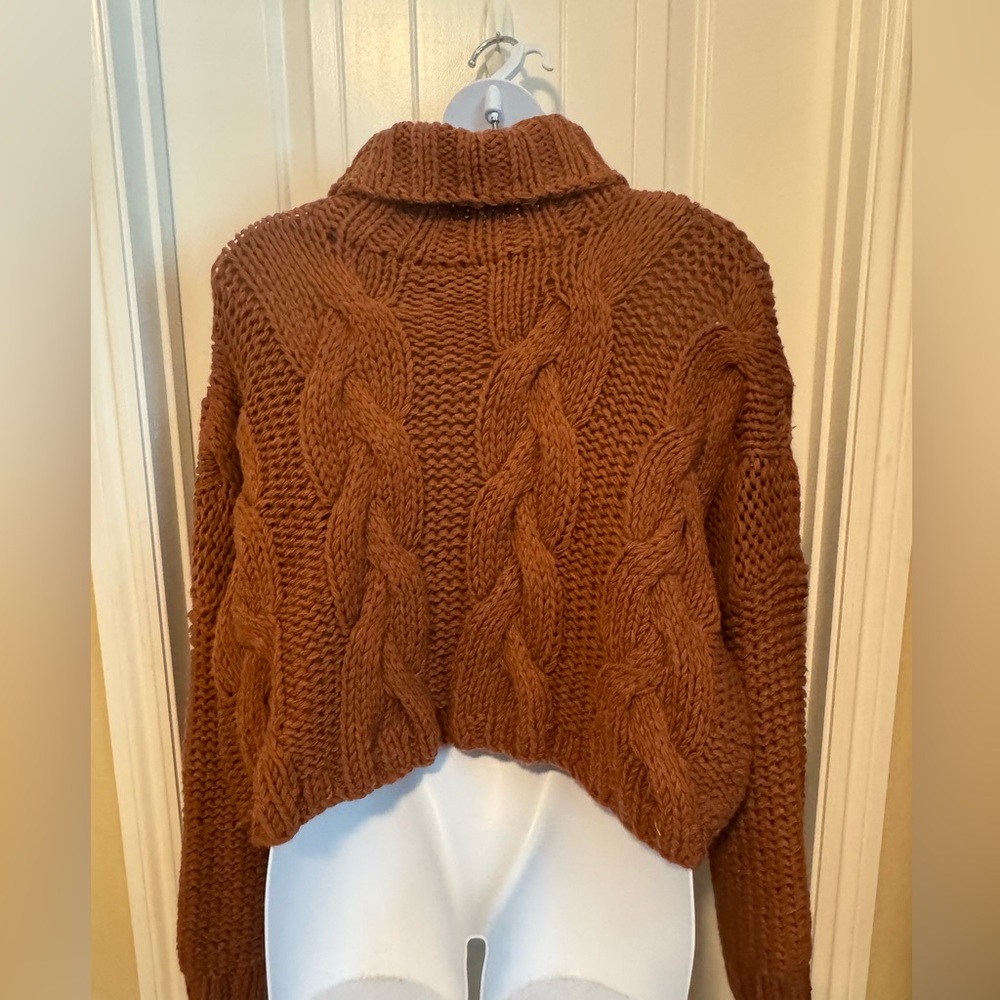 🍂 VICI Skylar Rose Cable Knit Cropped Turtleneck Sweater Size Large Cozy Caramel - Picture 7 of 8